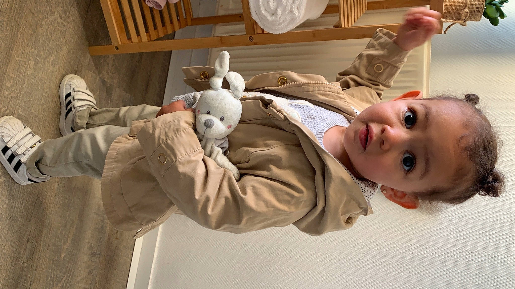 Ayline a rejoint le concours — aidez-le/la à gagner de superbes lots ! arm, baby, comfort, ear, eye, finger, fun, gesture, happy, head, joint, person, room, sitting, smile, stuffed_toy, surprise, thumb, toddler, toy