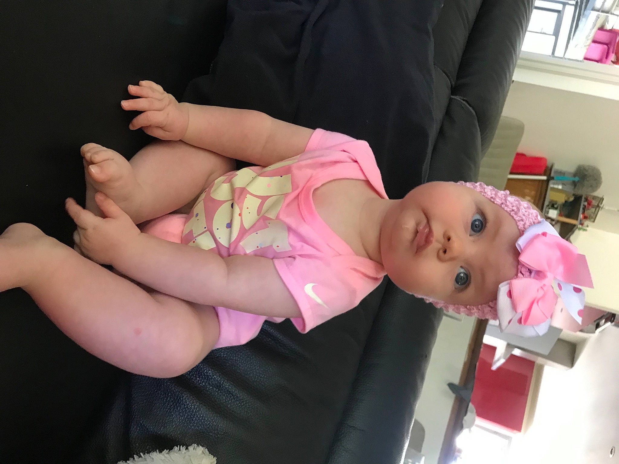 Mia a rejoint le concours — aidez-le/la à gagner de superbes lots ! abdomen, baby, baby_products, chest, child, elbow, eyelash, finger, headwear, human_leg, knee, leg, navel, person, pink, shelf, stomach, thigh, toddler, trunk