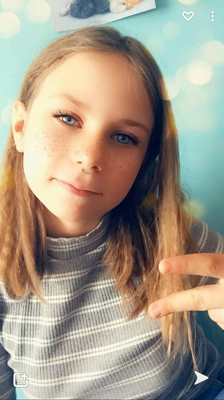 Elena participe au concours pour gagner de l'argent avec cette photo : black_hair, cheek, chin, cool, eyebrow, eyelash, flash_photography, forehead, gesture, happy, human, iris, jaw, joy, lip, mouth, neck, nose, person, shoulder