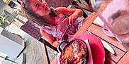 Mía a rejoint le concours — aidez-le/la à gagner de superbes lots ! child, girl, smiling, phone, table, food, skillet, cheese, plate, red_plate, outdoor_cafe, chair, wooden_table, happy, hair_clip, casual_clothing, dining, restaurant, daylight, people