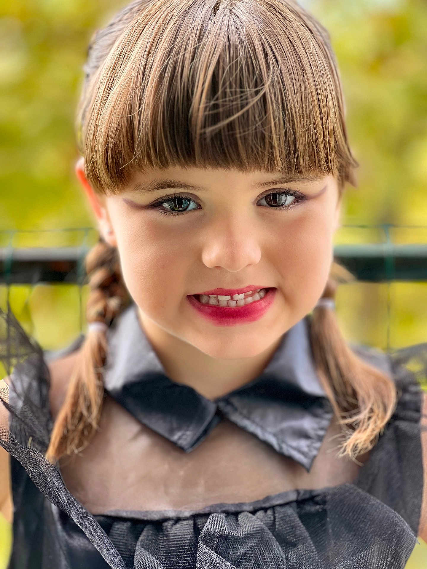 Mía a rejoint le concours — aidez-le/la à gagner de superbes lots ! child, face, portrait, smile, braids, makeup, lipstick, eyeliner, black_clothing, sheer_fabric, collar, young_girl, hair_bangs, outdoor, blurred_background, close_up, person, fashion, cute, innocent