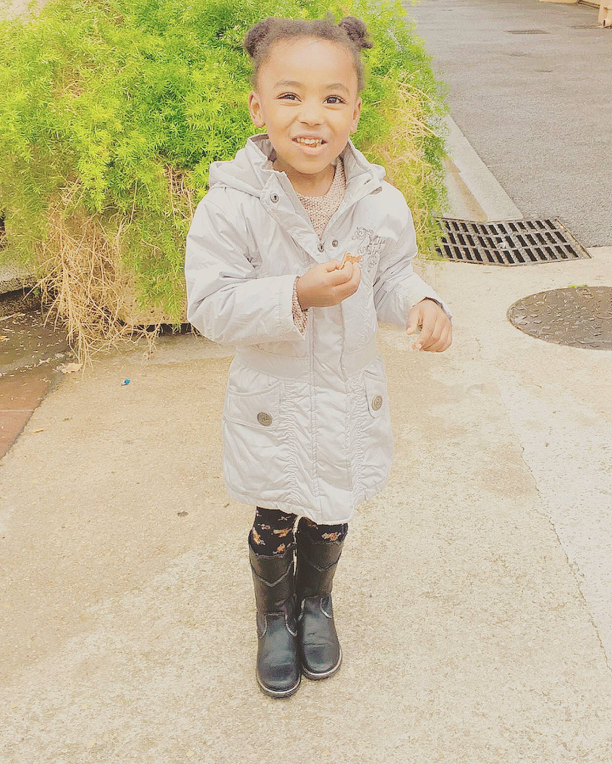 Mariem participe au concours pour gagner de l'argent avec cette photo : asphalt, blazer, child, denim, flooring, gesture, grass, hairstyle, happy, joy, pattern, people_in_nature, person, plant, road_surface, sidewalk, sitting, sleeve, soil, street_fashion