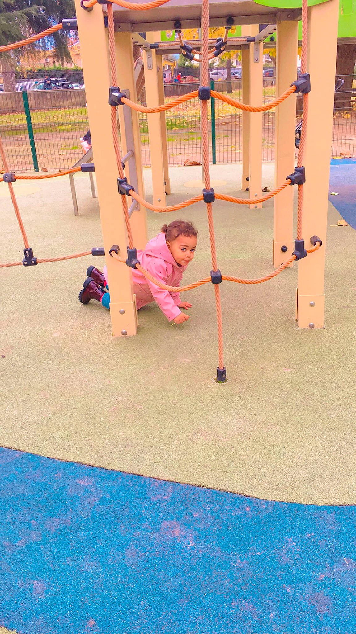 Kenza a rejoint le concours — aidez-le/la à gagner de superbes lots ! baby, baby_toddler_clothing, blue, child, chute, city, electric_blue, flooring, fun, grass, leisure, outdoor_play_equipment, person, play, playground, playground_slide, public_space, recreation, shorts, symmetry