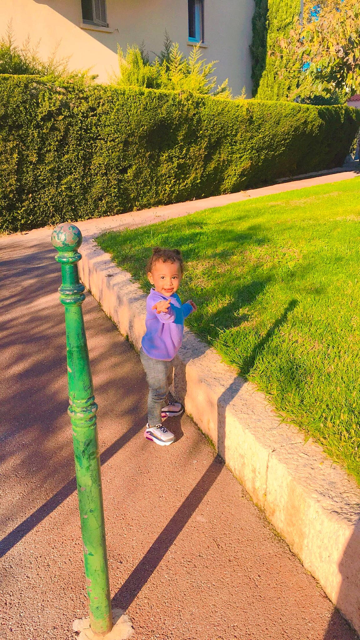 Kenza a rejoint le concours — aidez-le/la à gagner de superbes lots ! asphalt, flooring, fun, grass, grass_family, groundcover, lawn, leaf, leg, leisure, morning, people, people_in_nature, person, plant, recreation, road_surface, sidewalk, toddler, vertebrate