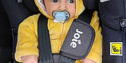 Mahé a rejoint le concours — aidez-le/la à gagner de superbes lots ! baby, car_seat, yellow_onesie, pacifier, child, infant, safety_harness, cute, indoors, seatbelt, hooded_outfit, soft_clothing, wide_eyes, car_interior, child_safety, plush, comfort, portrait, small_hands, baby_face