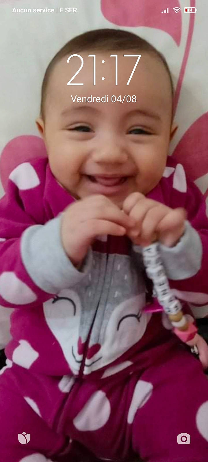 Manessa a rejoint le concours — aidez-le/la à gagner de superbes lots ! baby, baby_toddler_clothing, cheek, ear, eye, eyebrow, finger, gesture, happy, head, joy, mouth, nose, person, photograph, pink, product, skin, sleeve, smile