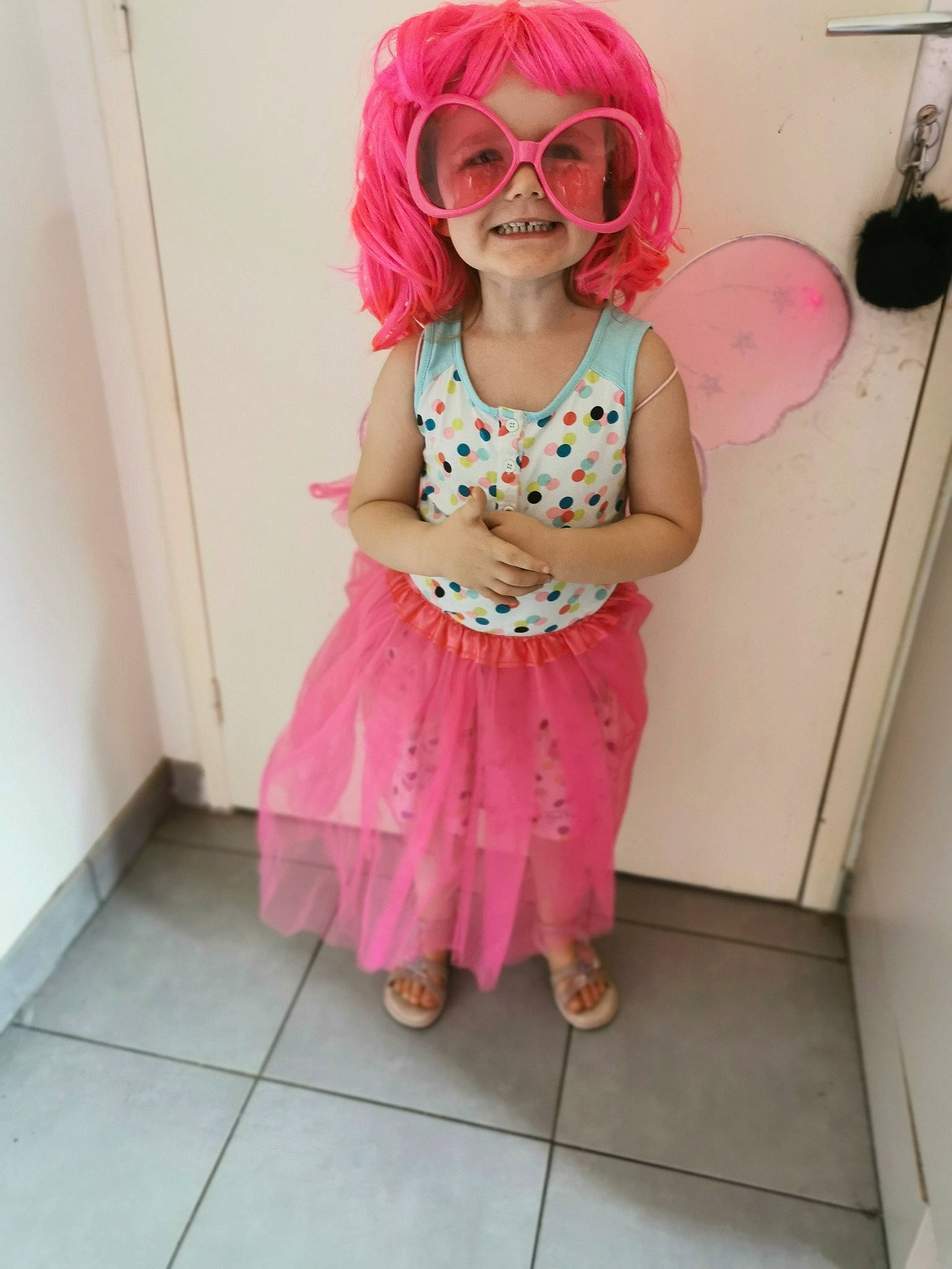 Enora a rejoint le concours — aidez-le/la à gagner de superbes lots ! child, clothing, costume, dress, glasses, hair_coloring, headwear, peach, person, pink, polka_dot, toddler, wig