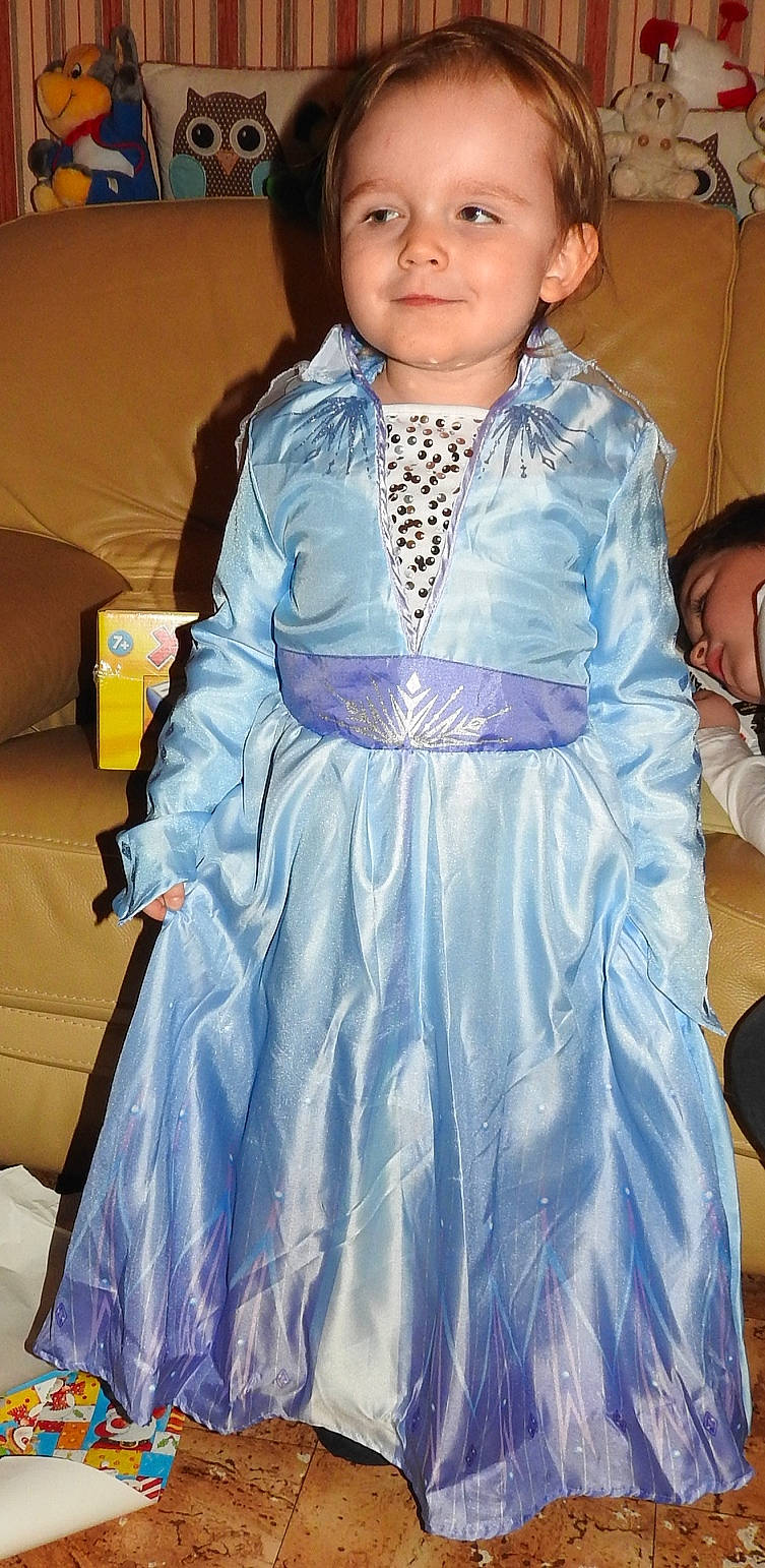 Enora participe au concours pour gagner de l'argent avec cette photo : child, clothing, costume, dress, joy, outerwear, person, smile