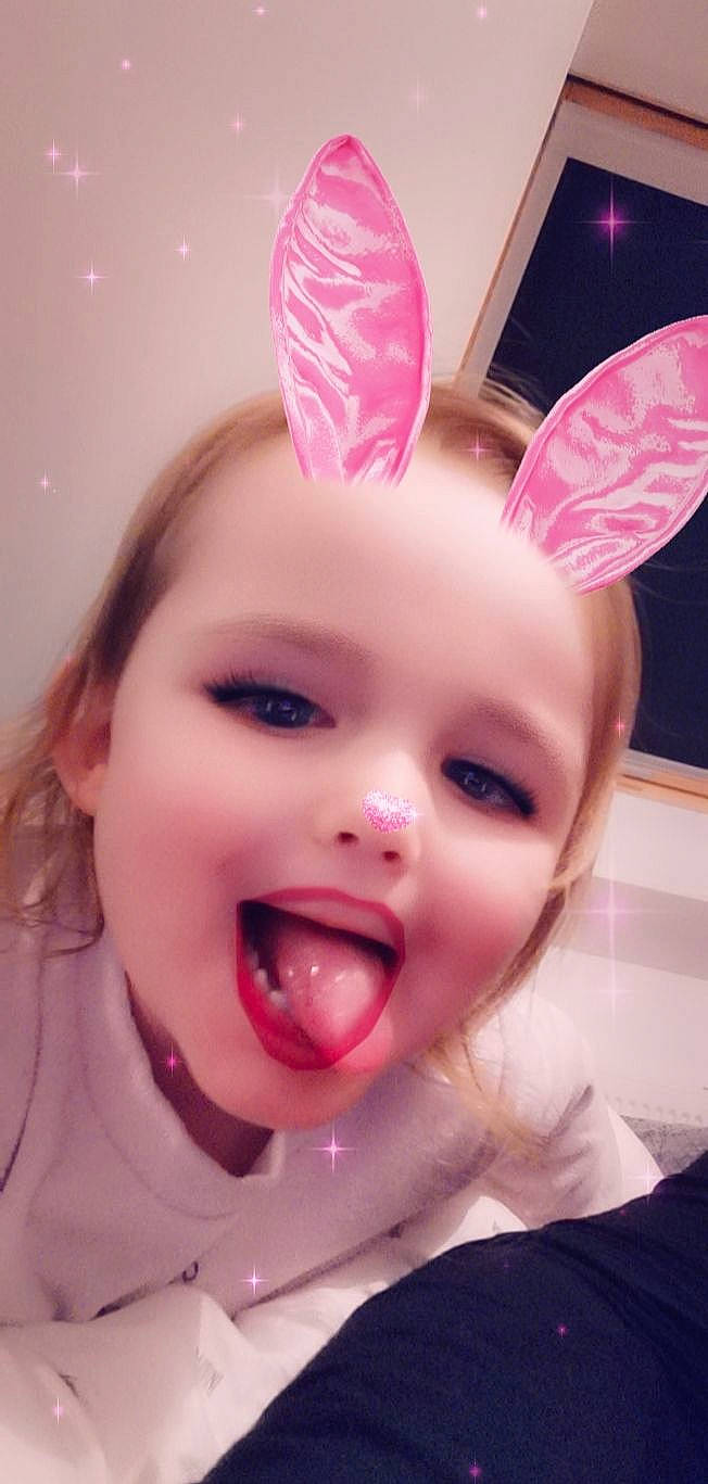 Enora participe au concours pour gagner de l'argent avec cette photo : cheek, child, ear, eye, eyebrow, face, facial_expression, forehead, head, lip, mouth, nose, organ, person, pink, skin, smile, toddler, tongue, tooth