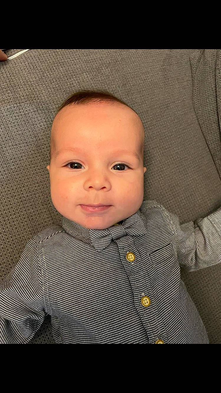 Naïl a rejoint le concours — aidez-le/la à gagner de superbes lots ! baby, baby_toddler_clothing, cheek, child, collar, comfort, eyebrow, eyelash, flash_photography, iris, lip, nose, outerwear, pattern, person, portrait_photography, sitting, sleeve, smile, toddler