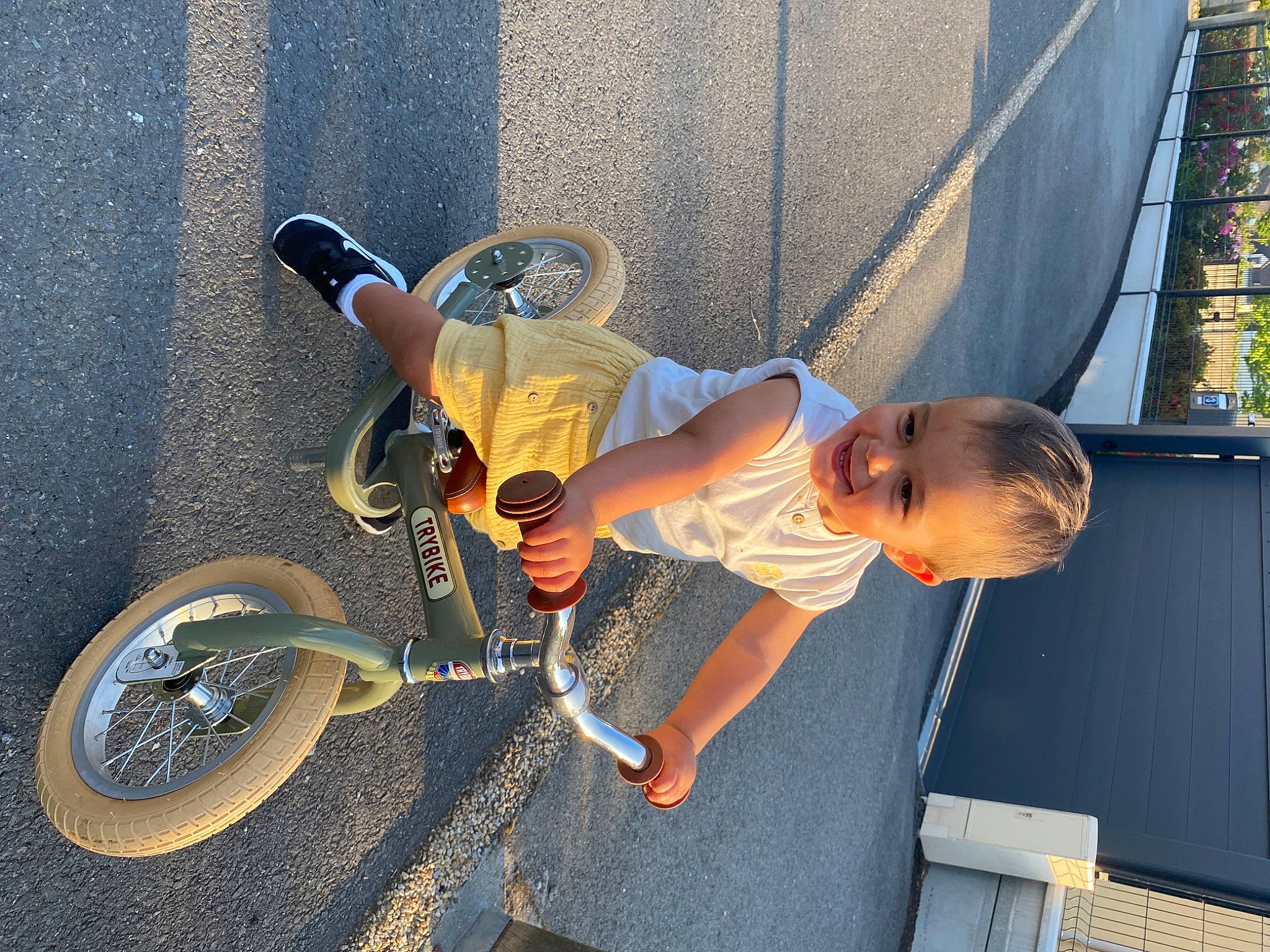 Pharell a rejoint le concours — aidez-le/la à gagner de superbes lots ! automotive_tire, automotive_wheel_system, bicycle, bicycle_accessory, bicycle_fork, bicycle_part, bicycle_tire, bicycle_wheel, fun, joy, leisure, person, recreation, rim, sneakers, spoke, tire, toddler, tree, vehicle