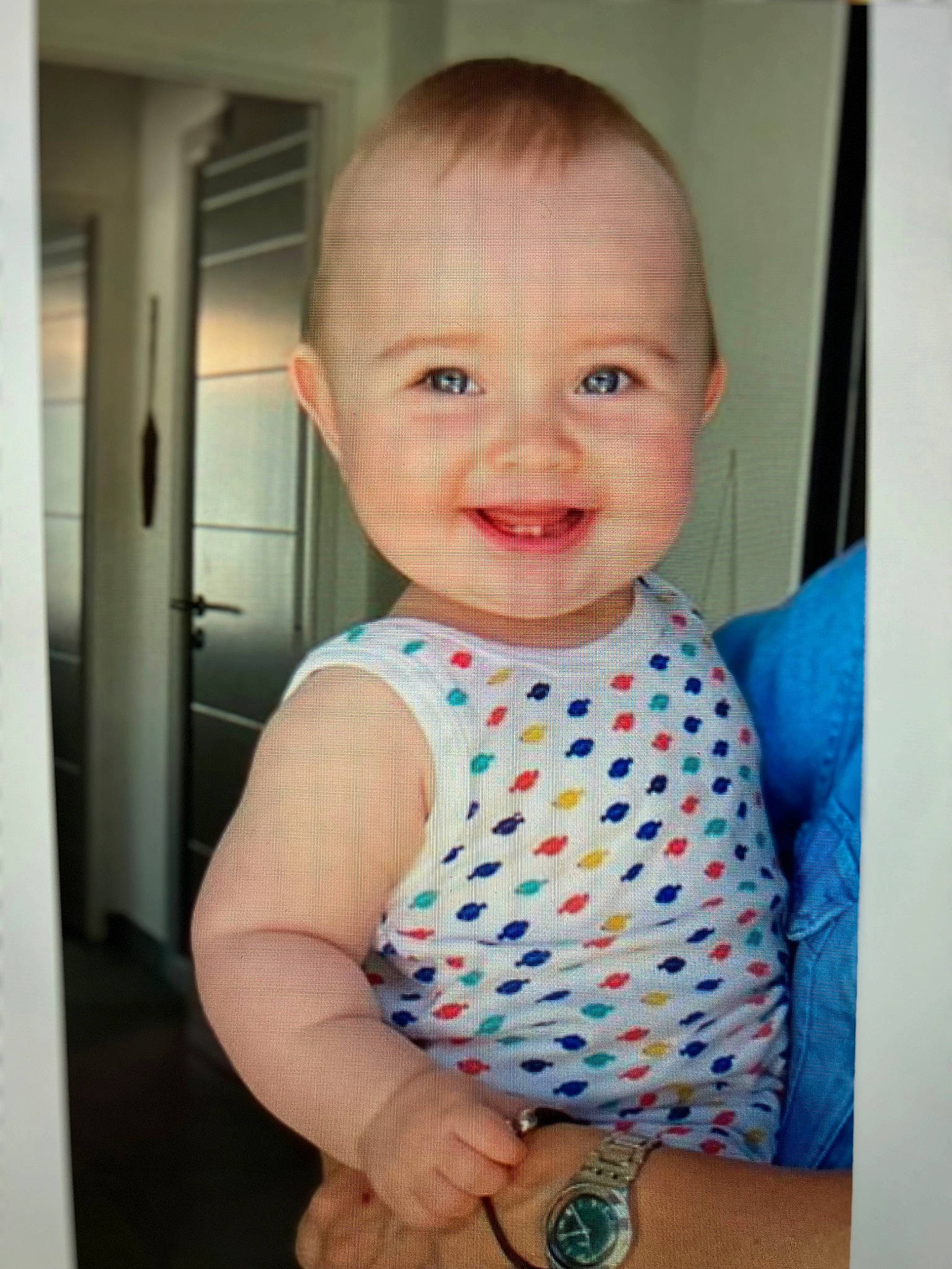 Paola a rejoint le concours — aidez-le/la à gagner de superbes lots ! arm, baby, baby_toddler_clothing, cheek, child, day_dress, dress, electric_blue, flooring, happy, neck, pattern, person, sitting, skin, sleeve, smile, standing, thumb, toddler