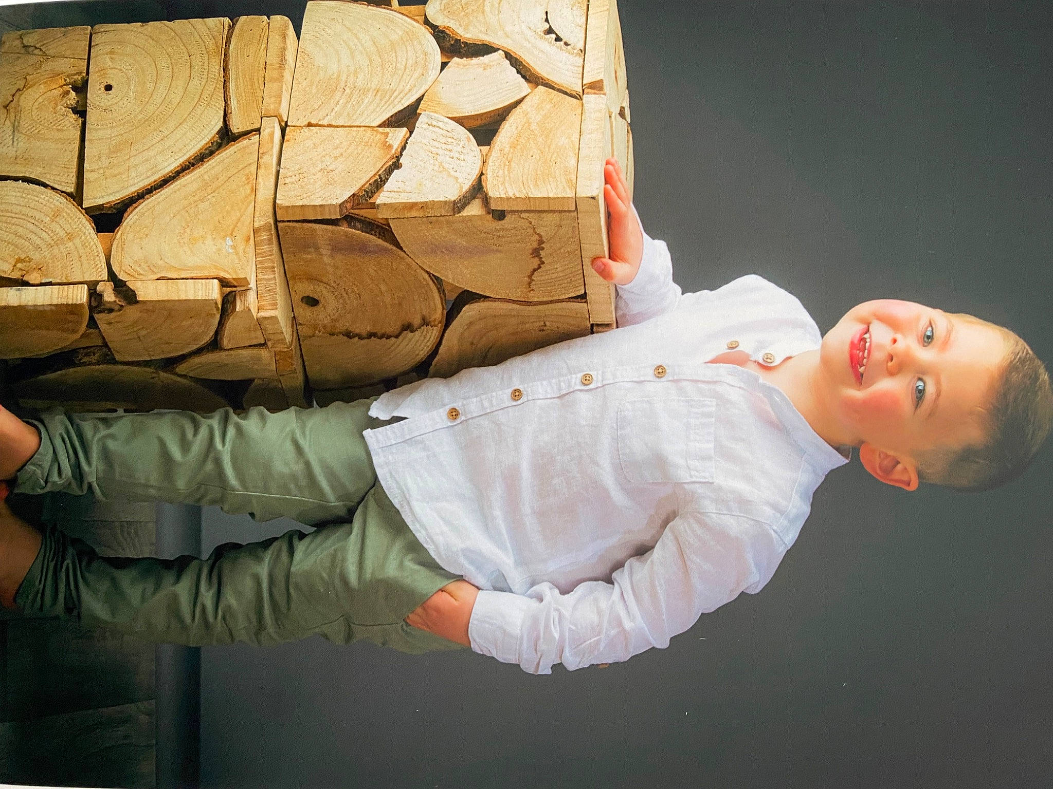 Mathys a rejoint le concours — aidez-le/la à gagner de superbes lots ! abdomen, box, cardboard, carton, child, comfort, elbow, flash_photography, flesh, gesture, human_body, human_leg, joy, knee, paper, paper_product, person, room, shipping_box, sitting