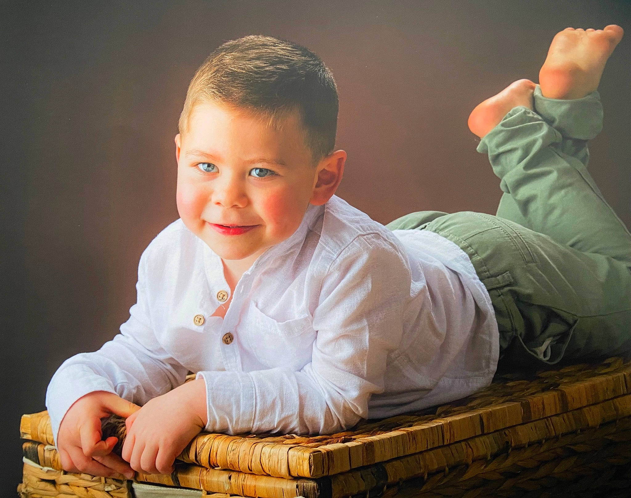 Mathys participe au concours pour gagner de l'argent avec cette photo : arm, child, comfort, dress_shirt, elbow, finger, flash_photography, fun, gesture, hand, happy, human, human_body, joy, muscle, person, sitting, sleeve, smile, thumb