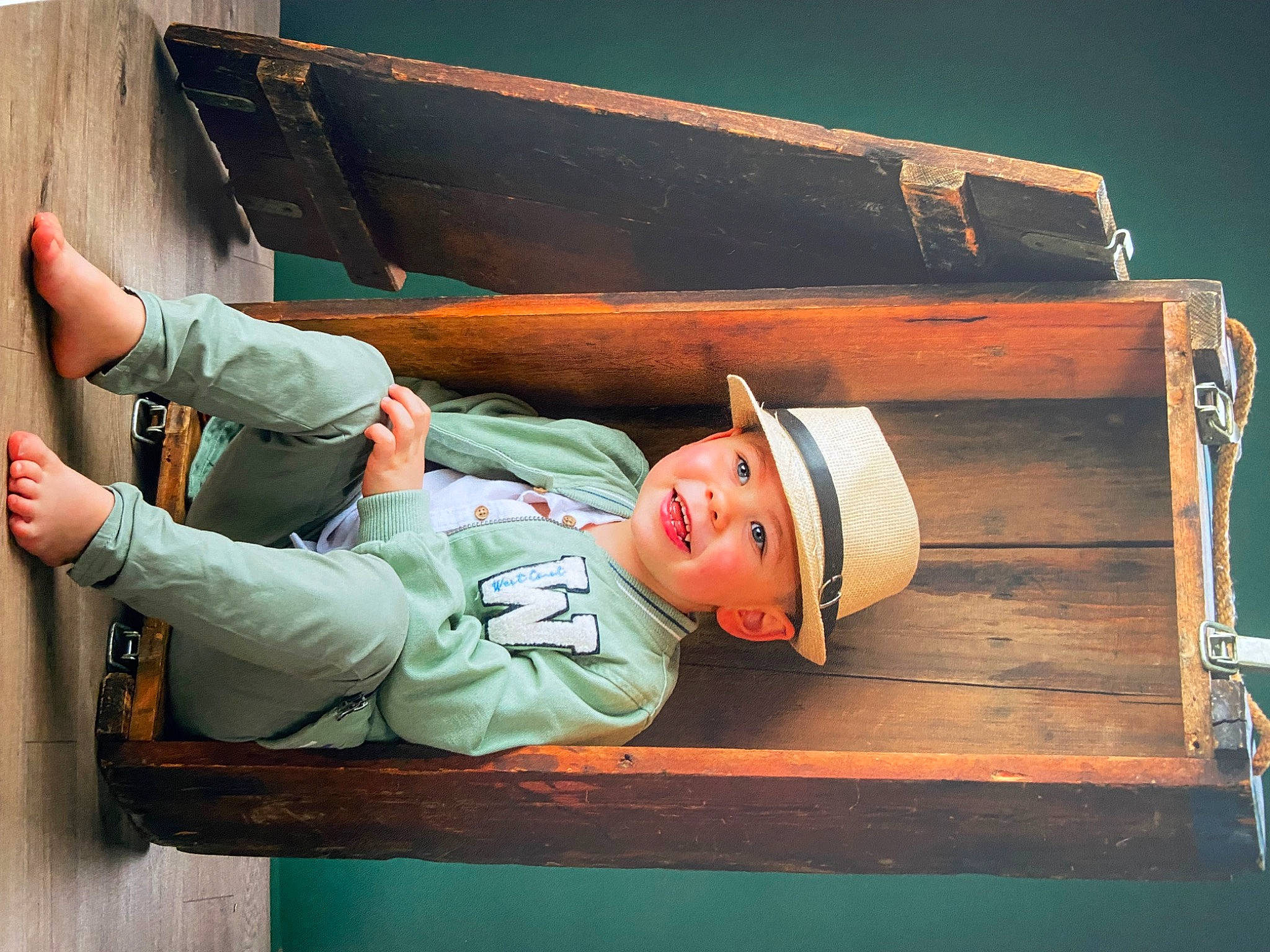 Mathys a rejoint le concours — aidez-le/la à gagner de superbes lots ! art, child, elbow, hardwood, hat, headwear, helmet, human_body, joy, leisure, machine, person, personal_protective_equipment, plywood, sitting, smile, toddler, wood