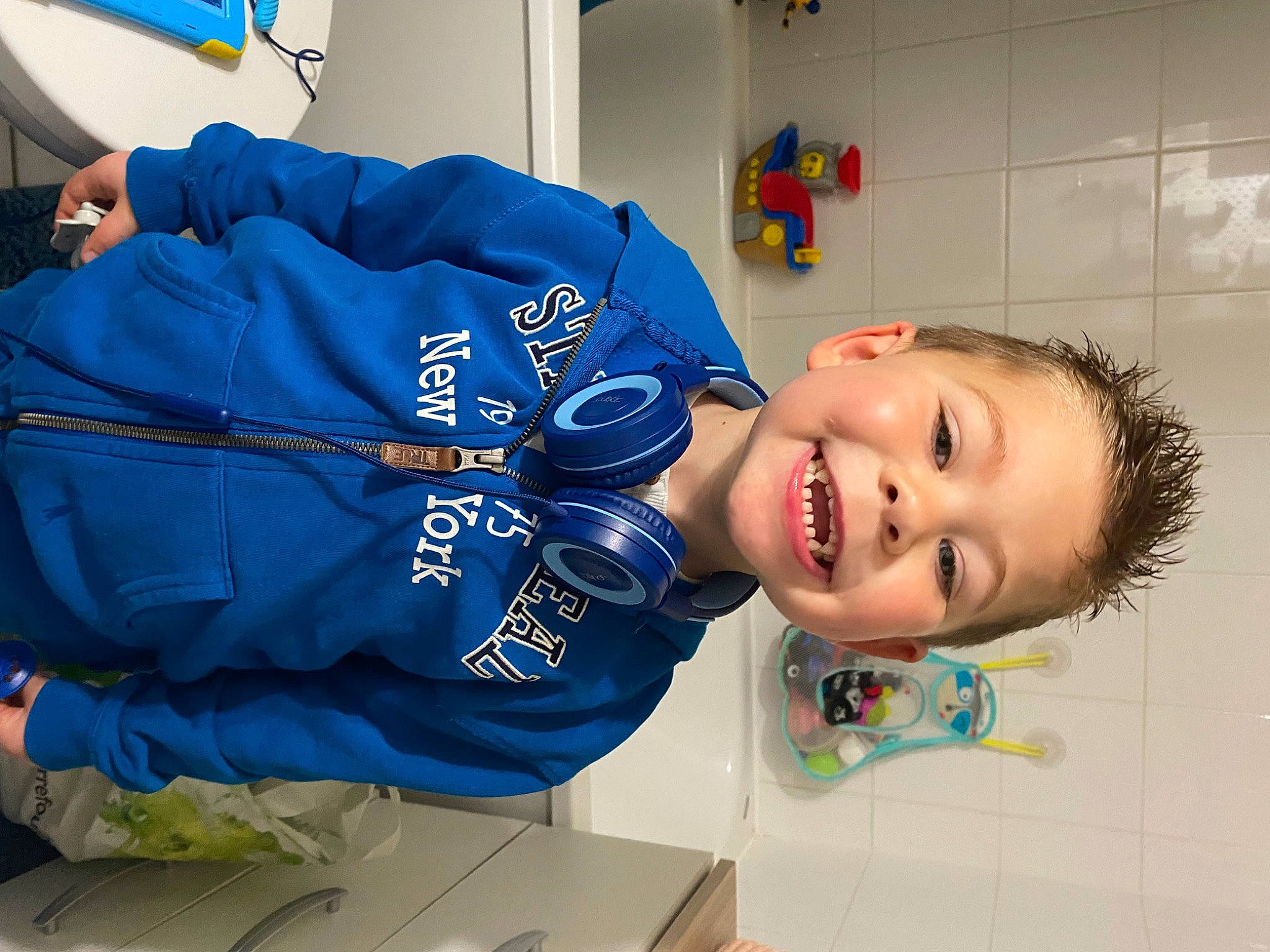 Mathys a rejoint le concours — aidez-le/la à gagner de superbes lots ! child, electric_blue, fun, gas, happy, hat, joy, person, personal_protective_equipment, room, sleeve, smile, t_shirt, toddler