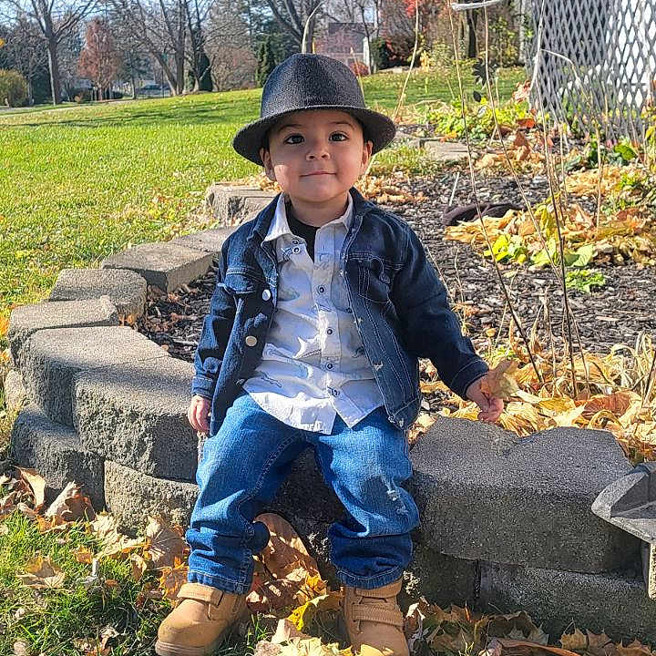 Julio is registered to the contest to win money with this photo: accessories, anemone, animal, architecture, backyard, ball, baseball, baseballcap, baseballglove, bench, blazer, bonnet, boot, boy, brick, building, cap, child, city, clothing