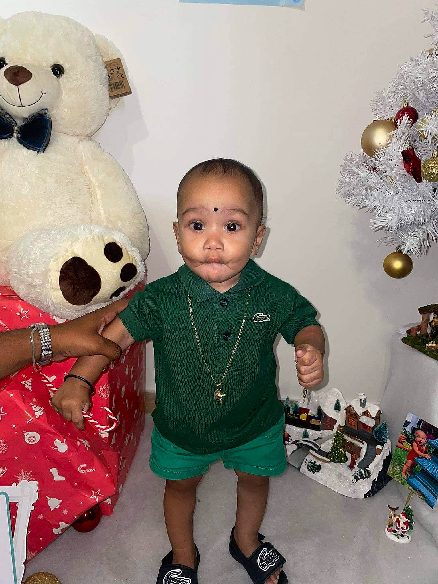 Loïc a rejoint le concours — aidez-le/la à gagner de superbes lots ! baby_toddler_clothing, child, event, fun, green, happy, head, human_body, panda, people, person, pink, product, red, shoe, sleeve, stuffed_toy, surprise, toddler, toy