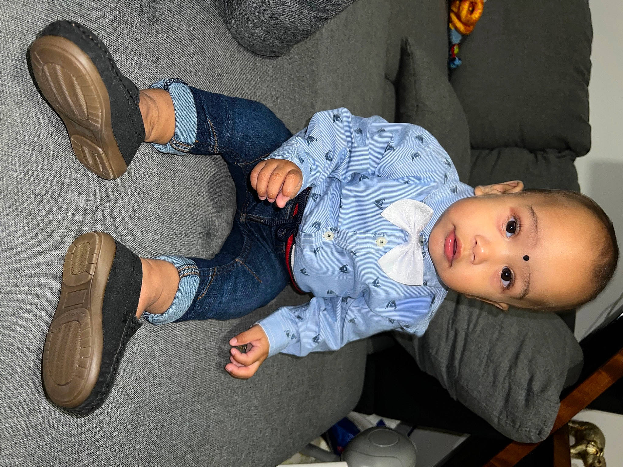 Loïc participe au concours pour gagner de l'argent avec cette photo : baby, baby_toddler_clothing, beauty, comfort, denim, electric_blue, flooring, foot, grey, human_leg, joint, knee, leg, person, shoe, sitting, sneakers, street_fashion, textile, toddler
