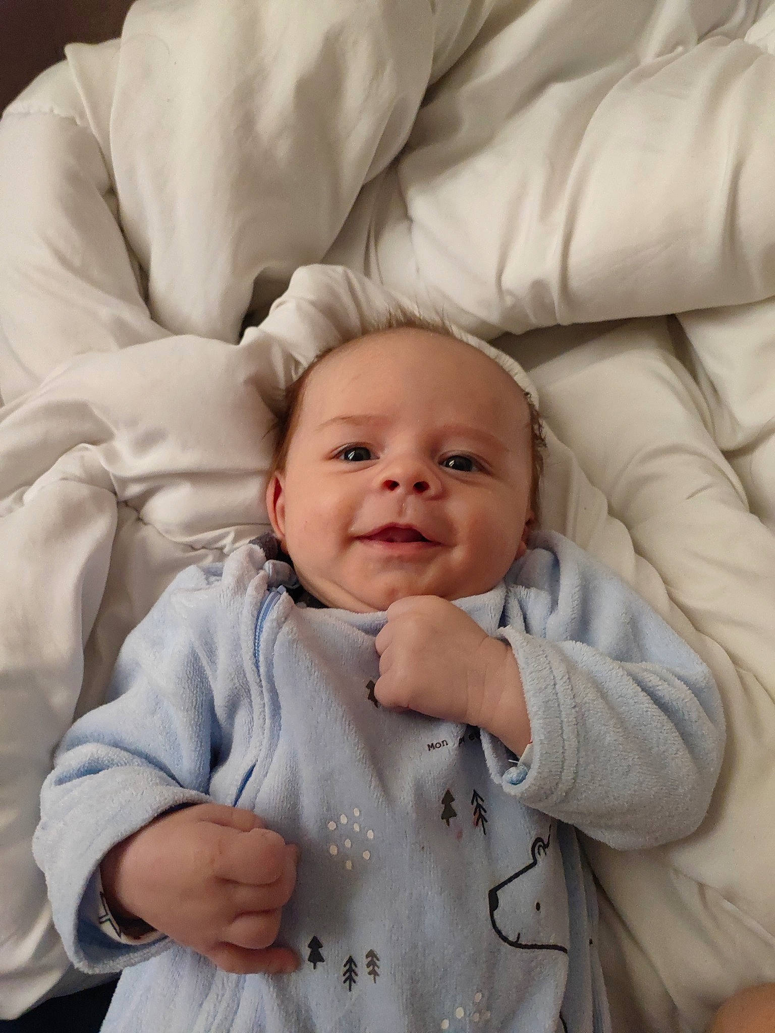 Logan a rejoint le concours — aidez-le/la à gagner de superbes lots ! baby, baby_toddler_clothing, cheek, child, collar, comfort, facial_expression, finger, gesture, happy, human, lip, outerwear, person, product, skin, sleeve, smile, textile, toddler