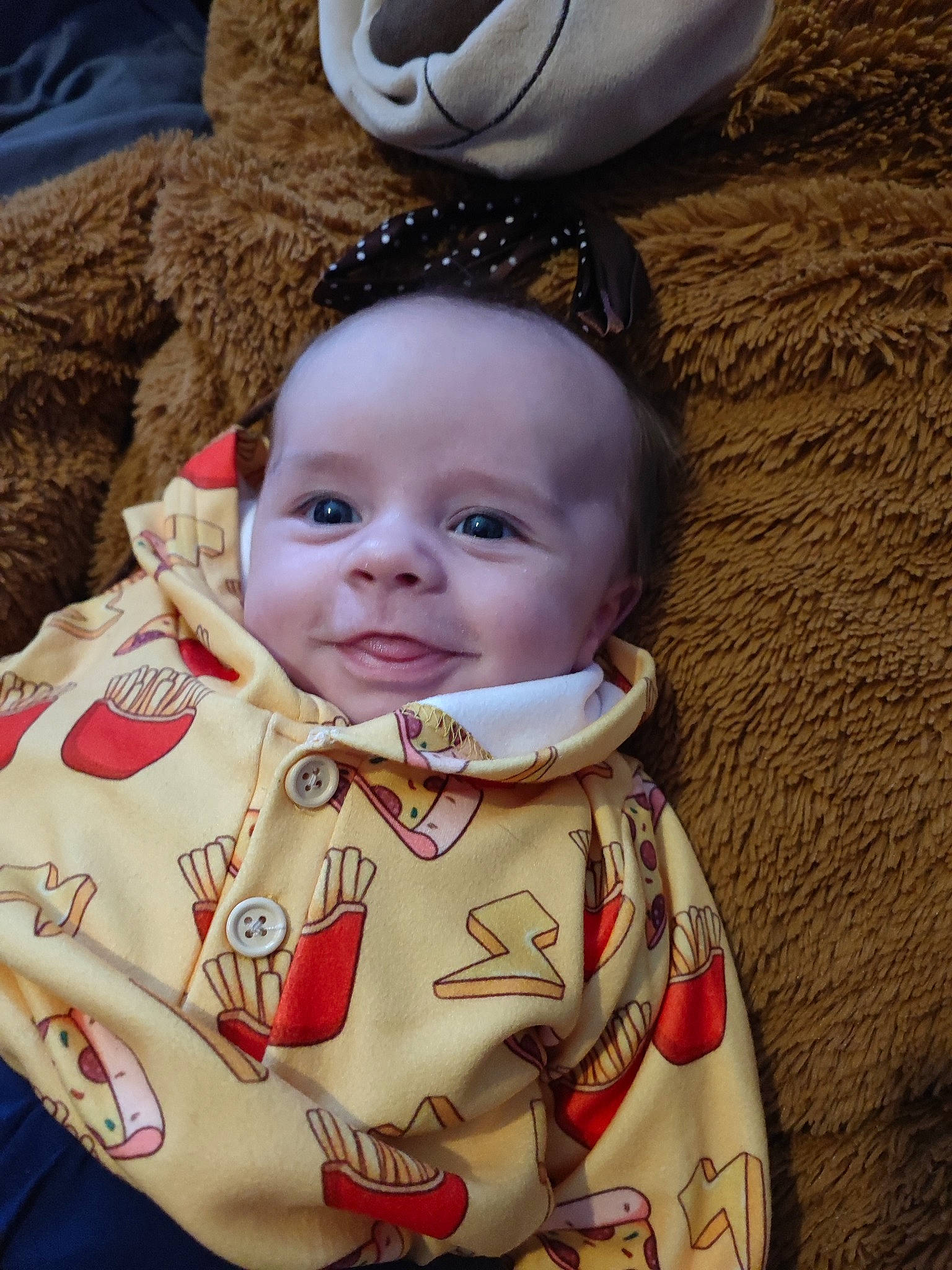 Logan a rejoint le concours — aidez-le/la à gagner de superbes lots ! baby, baby_toddler_clothing, bib, cheek, chin, eye, face, facial_expression, fun, hairstyle, happy, head, iris, lip, nose, person, skin, smile, toddler, white