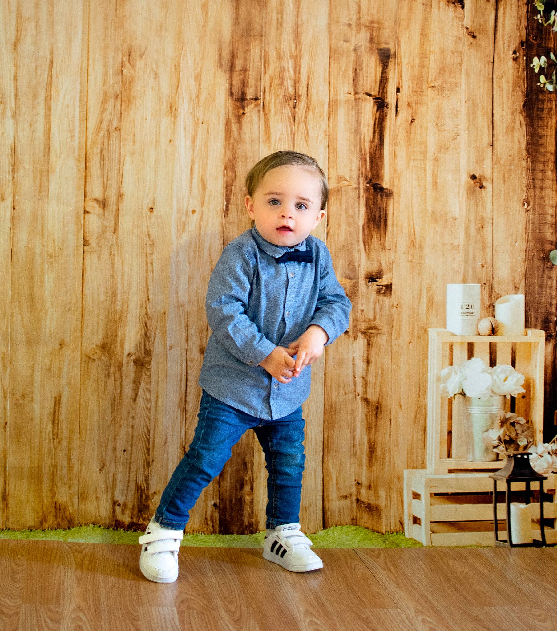 Logan a rejoint le concours — aidez-le/la à gagner de superbes lots ! baby_toddler_clothing, child, denim, electric_blue, flash_photography, flooring, fun, happy, hardwood, hat, laminate_flooring, leisure, people_in_nature, person, portrait_photography, room, sitting, toddler, wood, wood_flooring