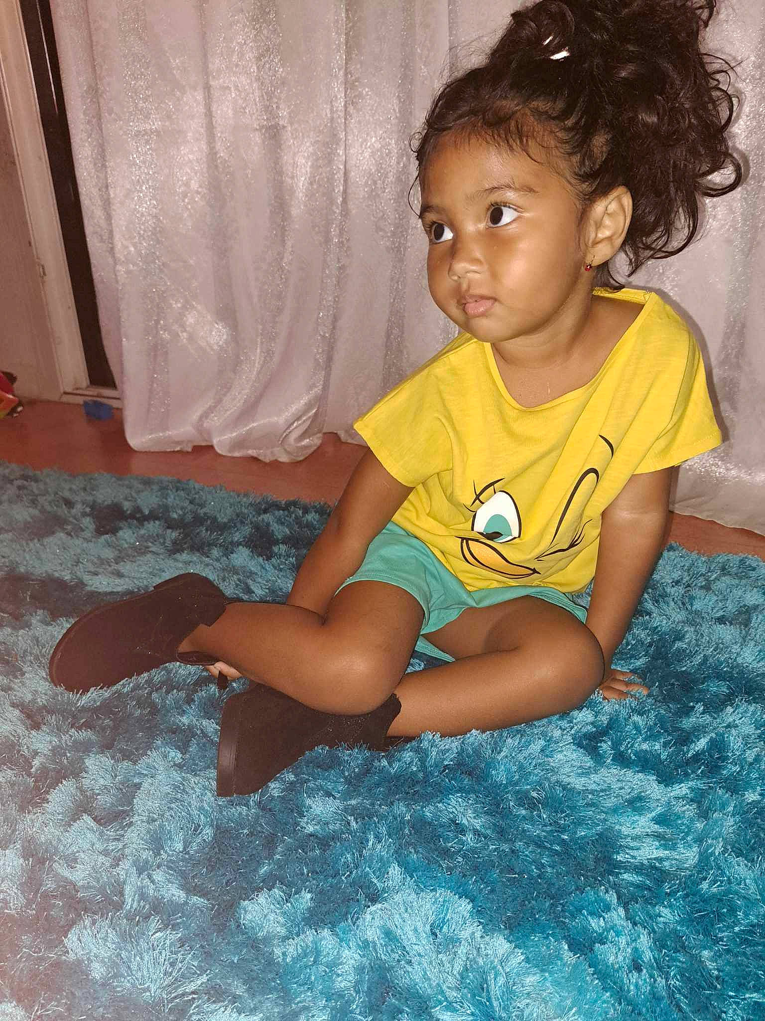 Maëlys participe au concours pour gagner de l'argent avec cette photo : arm, baby_toddler_clothing, black_hair, child, eye, flash_photography, flooring, fun, hairstyle, happy, head, human_body, human_leg, nose, person, skin, smile, standing, t_shirt, thigh