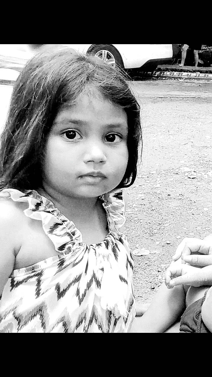 Maëlys a rejoint le concours — aidez-le/la à gagner de superbes lots ! black, black_and_white, child, cool, eye, eyelash, flash_photography, fun, gesture, grass, hair, happy, iris, lip, monochrome_photography, person, photograph, skin, standing, style