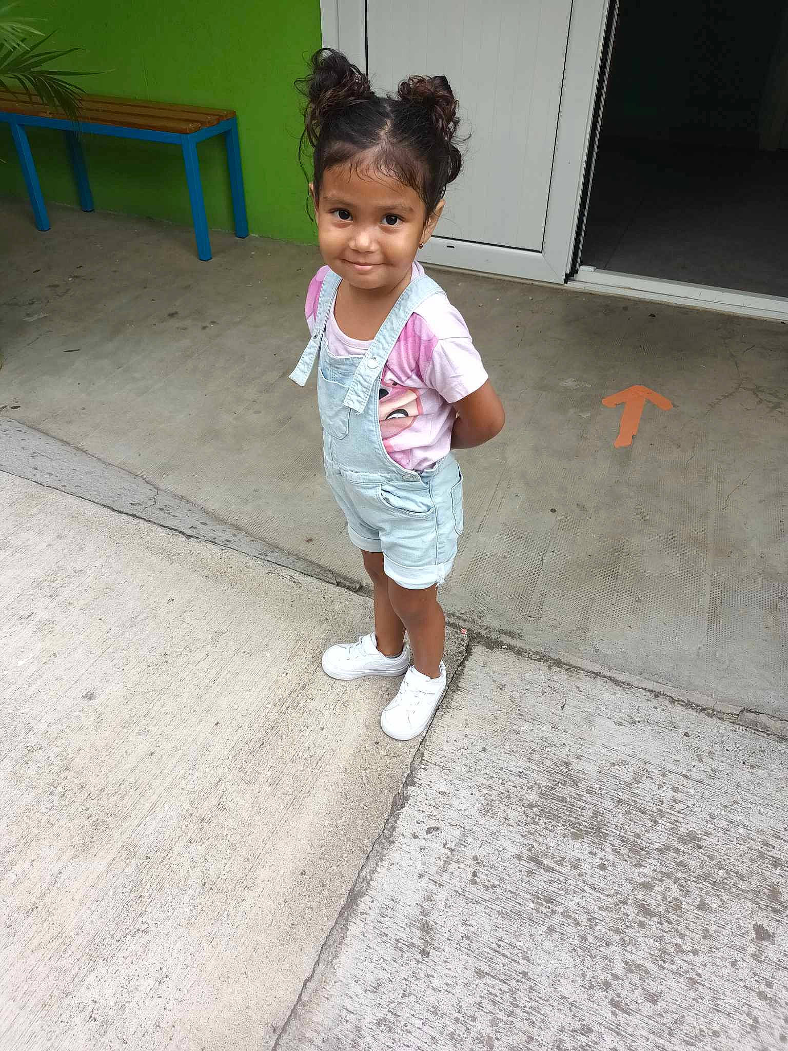 Maëlys a rejoint le concours — aidez-le/la à gagner de superbes lots ! asphalt, baby_toddler_clothing, child, concrete, door, face, floor, flooring, foot, fun, happy, human_leg, joy, leisure, person, road_surface, sidewalk, t_shirt, thigh, tints_and_shades