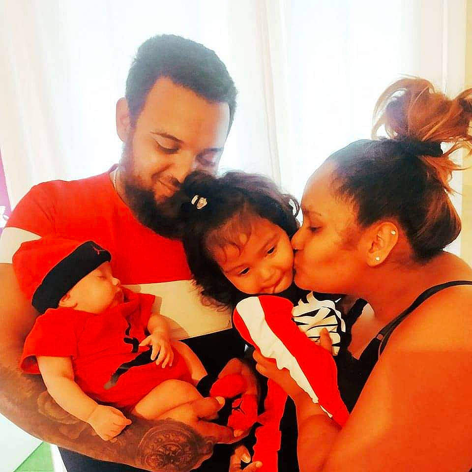 Maë participe au concours pour gagner de l'argent avec cette photo : baby, child, comfort, curtain, event, flag, formal_wear, fun, gesture, happy, interaction, jewellery, kiss, love, orange, person, shorts, t_shirt, toddler, tradition