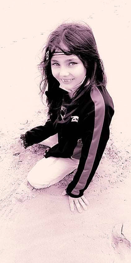 Liliana participe au concours pour gagner de l'argent avec cette photo : bangs, black_hair, brown_hair, fashion_design, flash_photography, gesture, happy, human_leg, joy, knee, layered_hair, lip, long_hair, monochrome_photography, mouth, people_in_nature, person, sitting, sleeve, smile