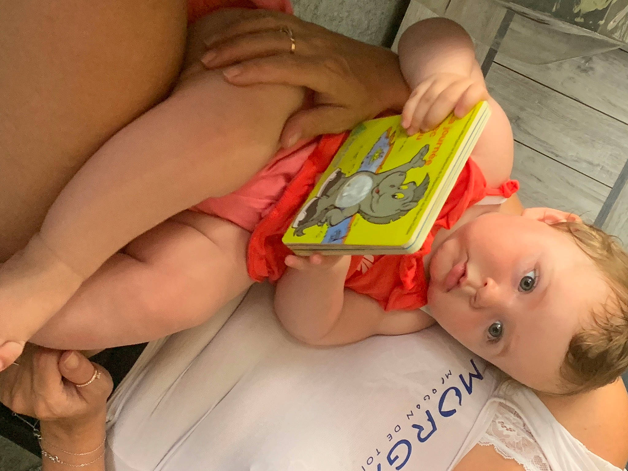 élie participe au concours pour gagner de l'argent avec cette photo : baby, baby_products, baby_toddler_clothing, child, finger, foot, fun, hand, happy, human_body, human_leg, nail, person, plastic, play, sitting, thigh, thumb, toddler, toy