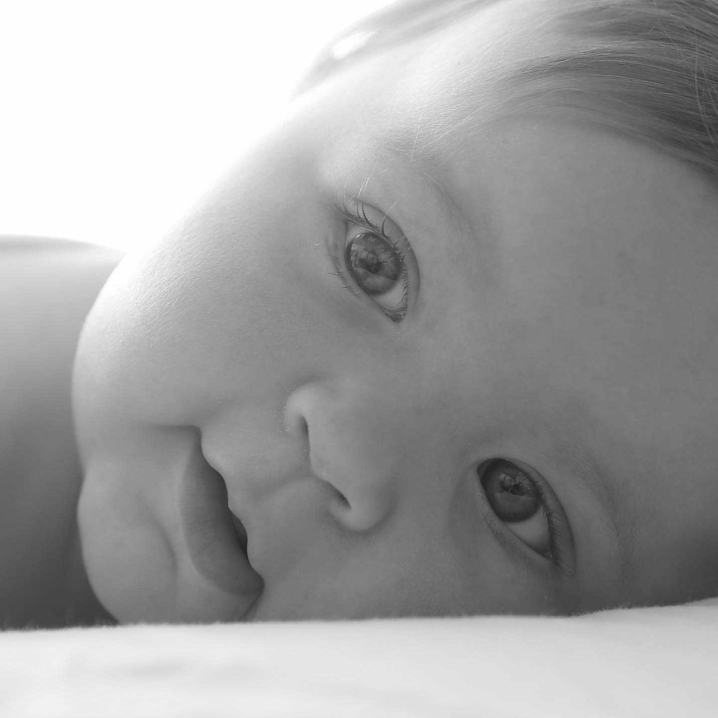 élie participe au concours pour gagner de l'argent avec cette photo : arm, baby, cheek, chest, comfort, ear, eyelash, flash_photography, gesture, hand, happy, human_body, iris, jaw, lip, neck, nose, skin, smile, toddler
