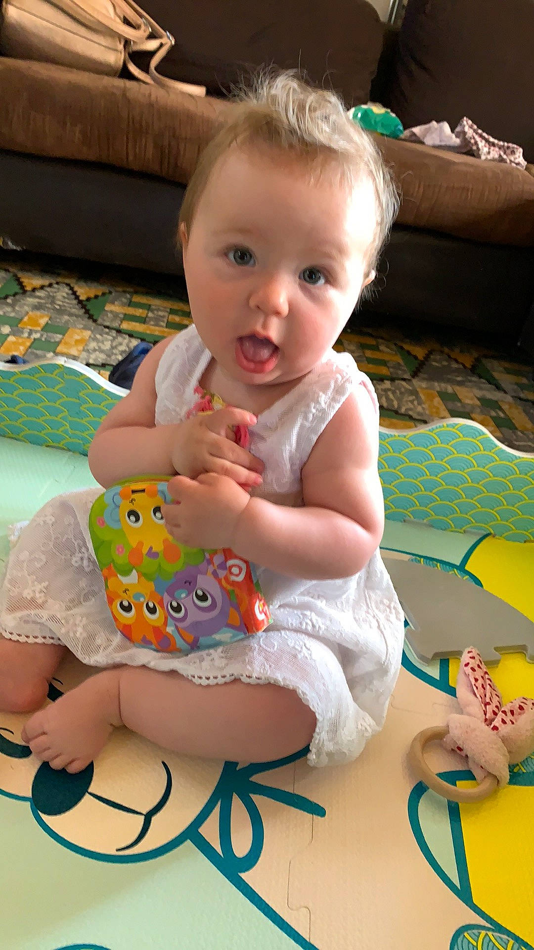 élie a rejoint le concours — aidez-le/la à gagner de superbes lots ! baby, baby_toddler_clothing, beauty, cheek, child, facial_expression, finger, flooring, happy, head, lap, leisure, person, pink, product, skin, sleeve, smile, sock, surprise