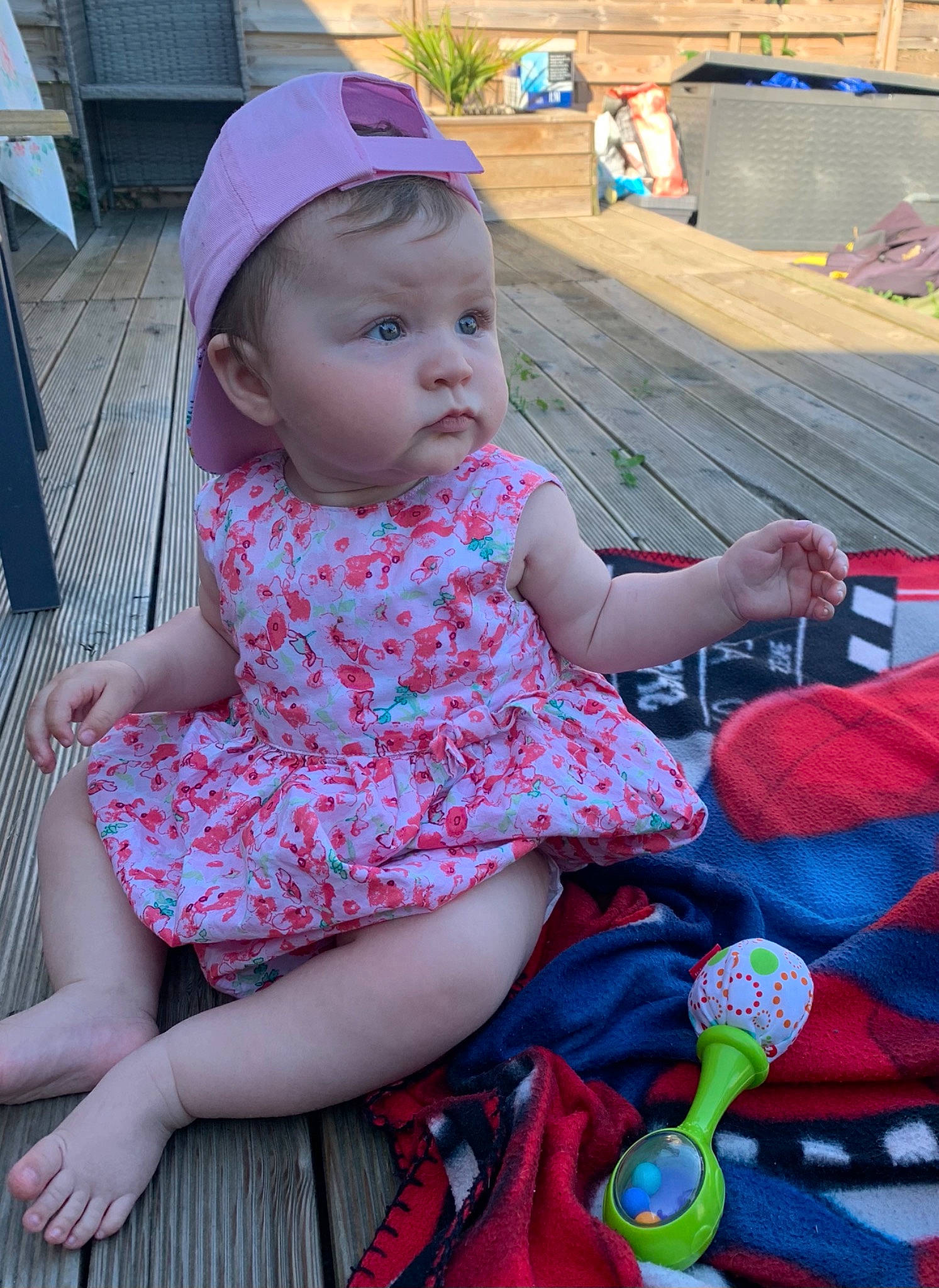 élie participe au concours pour gagner de l'argent avec cette photo : baby, baby_toddler_clothing, child, facial_expression, fun, grass, happy, hat, human, lap, leisure, magenta, person, pink, public_space, recreation, sandal, sitting, skin, summer