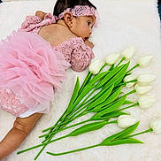 Anaya a rejoint le concours — aidez-le/la à gagner de superbes lots ! baby, child, cute, decorative, floral, green_stems, headband, indoors, infant, lace, lying_down, newborn, pink_outfit, portrait, side_view, soft_texture, tulips, tutu, white_blanket, white_flowers