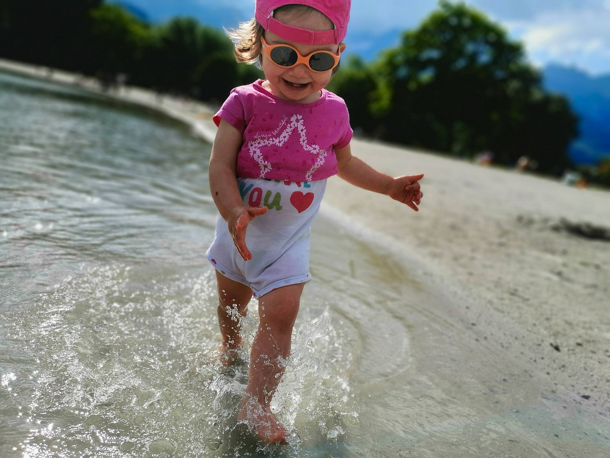 Léane participe au concours pour gagner de l'argent avec cette photo : beach, child, coast, eyewear, fun, headwear, joy, leisure, ocean, person, personal_protective_equipment, pink, play, recreation, sand, sea, summer, sunglasses, toddler, vacation