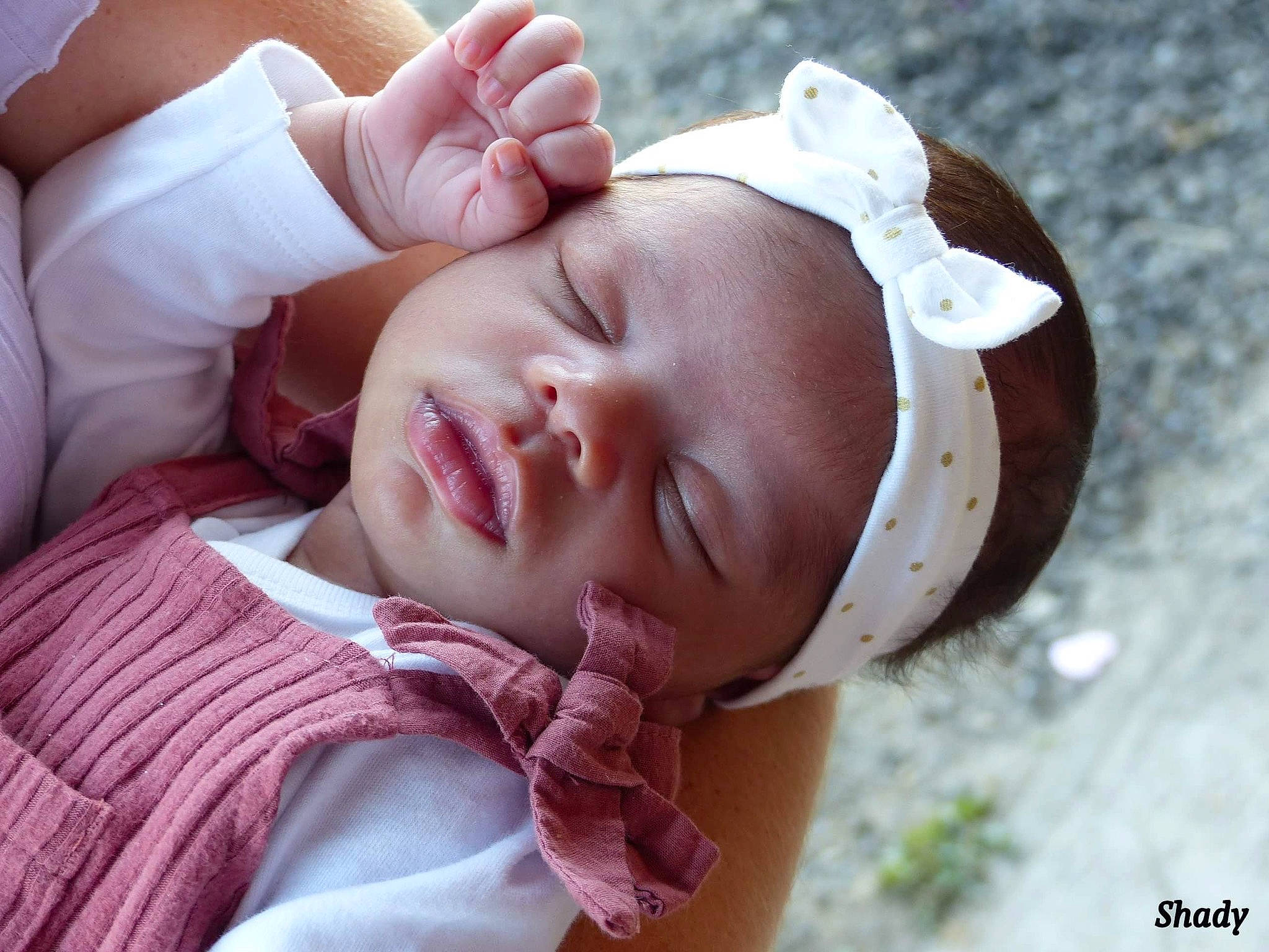 Shady a rejoint le concours — aidez-le/la à gagner de superbes lots ! arm, baby, baby_toddler_clothing, cheek, comfort, eye, eyebrow, eyelash, finger, hand, happy, head, lip, mouth, neck, nose, person, pink, skin, sleeve