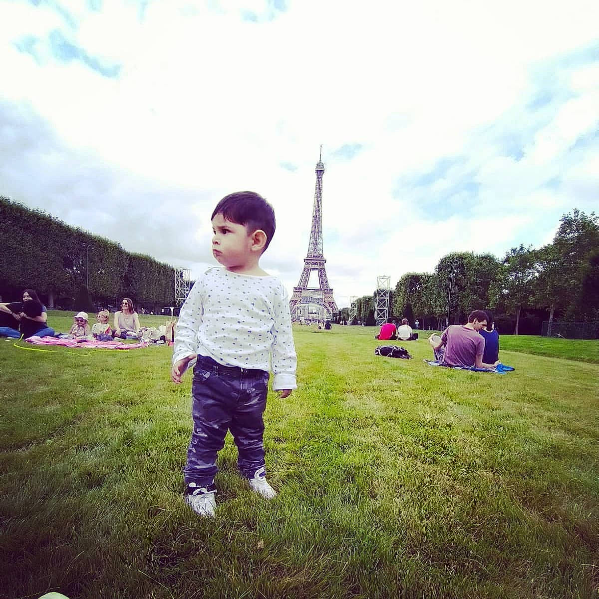 Marcos Abel participe au concours pour gagner de l'argent avec cette photo : cloud, gesture, grass, grass_family, grassland, happy, horizon, landscape, lawn, leisure, meadow, mountain, mountainous_landforms, people_in_nature, person, plant, recreation, sky, tints_and_shades, toddler
