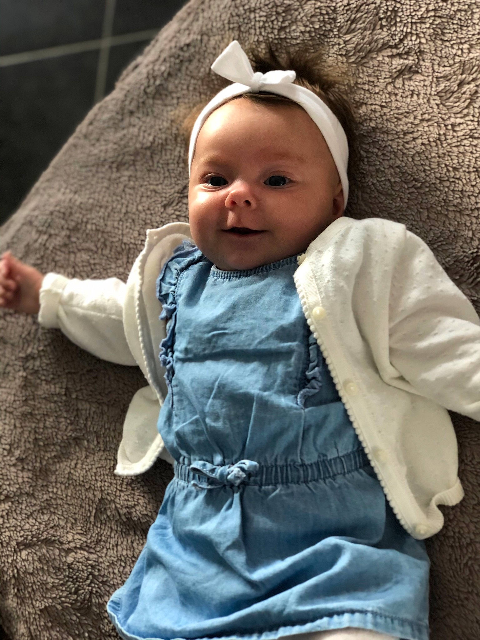 Lyana a rejoint le concours — aidez-le/la à gagner de superbes lots ! baby, baby_products, cheek, child, ear, outerwear, person, product, skin, sleeve, toddler