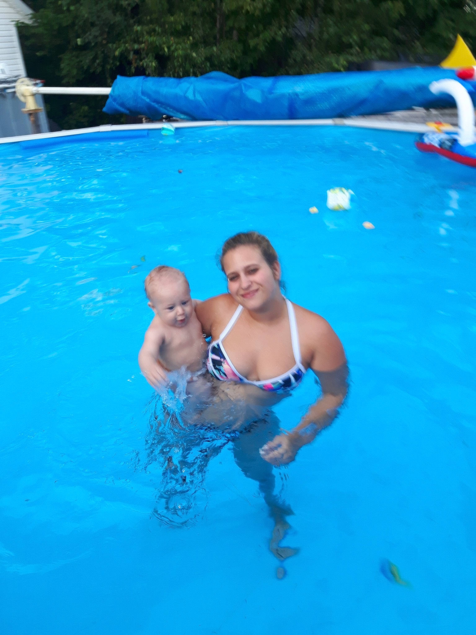 Louka participe au concours pour gagner de l'argent avec cette photo : child, fun, games, joy, leisure, leisure_centre, park, person, recreation, summer, swimming, swimming_pool, vacation, water, water_park