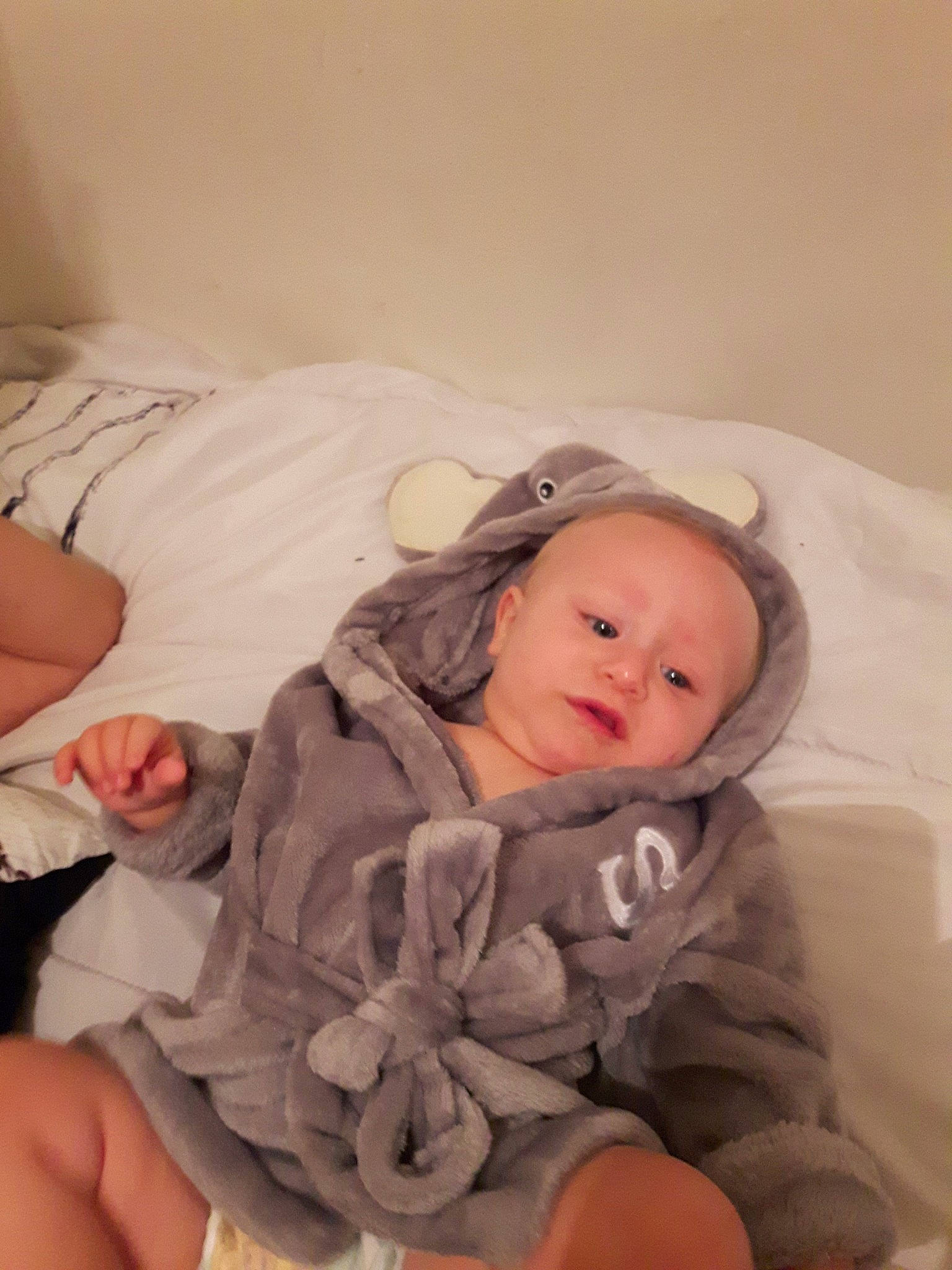 Louka participe au concours pour gagner de l'argent avec cette photo : baby, bedtime, child, comfort, finger, person, skin, toddler