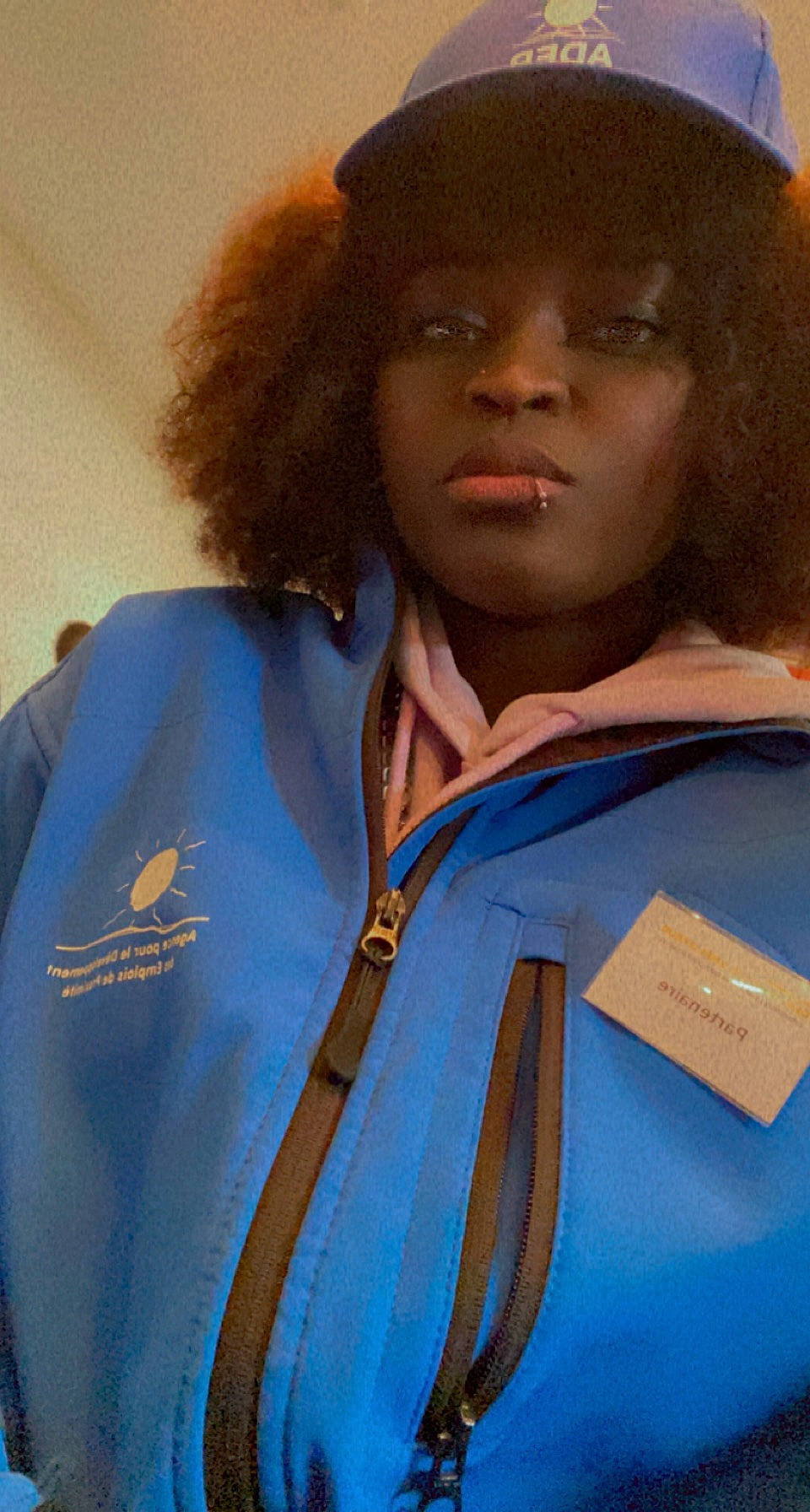 Maeva participe au concours pour gagner de l'argent avec cette photo : afro, collar, costume, electric_blue, event, eye, fashion_design, fur, hair, jewellery, jheri_curl, necklace, outerwear, person, ringlet, sleeve, t_shirt, top, uniform, wig