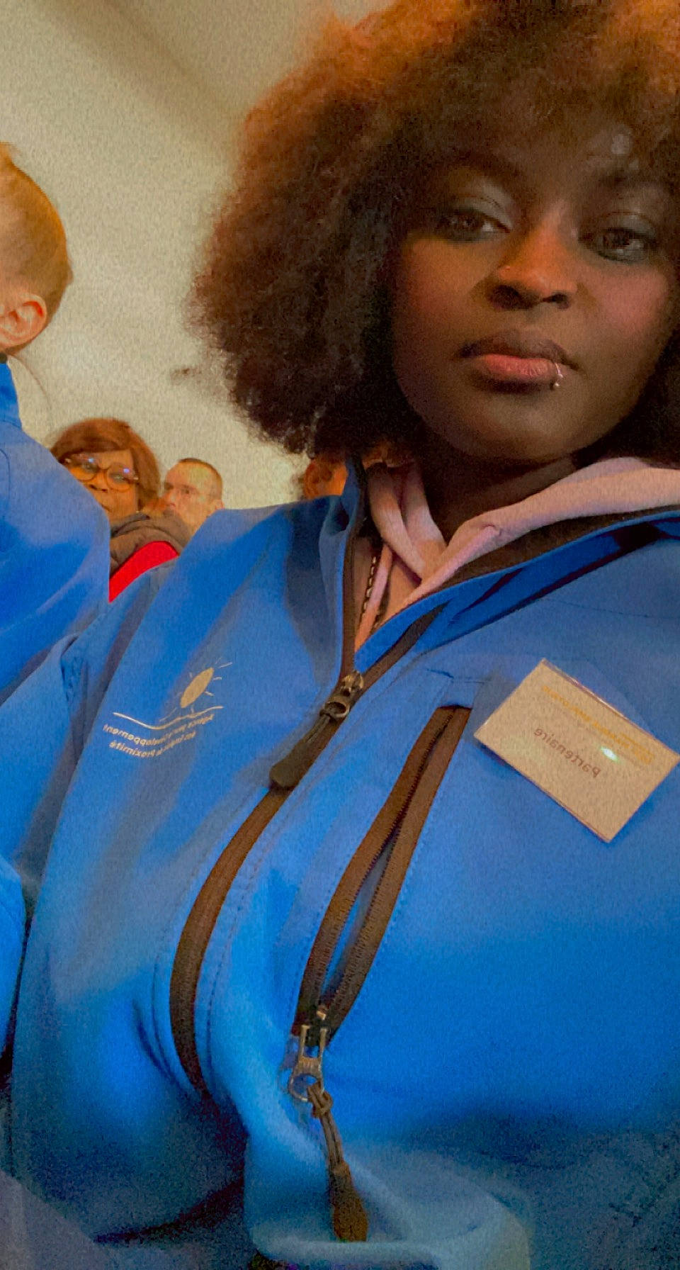 Maeva a rejoint le concours — aidez-le/la à gagner de superbes lots ! afro, beauty, child, chin, electric_blue, event, face, fashion_design, forehead, fun, gesture, hairstyle, happy, head, jewellery, jheri_curl, lip, necklace, person, uniform