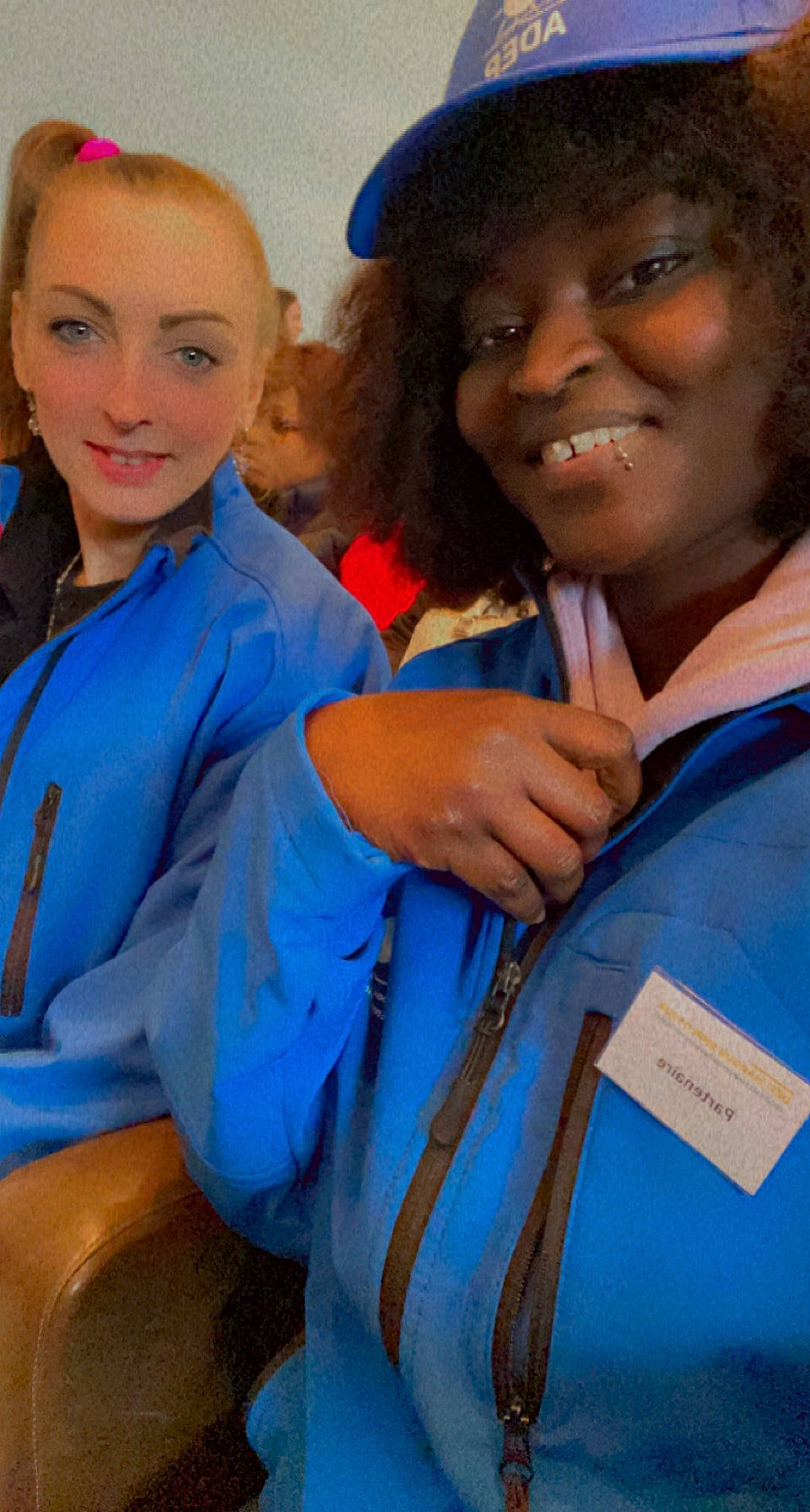 Maeva participe au concours pour gagner de l'argent avec cette photo : afro, earrings, electric_blue, event, face, fashion_accessory, fashion_design, fun, gesture, happy, head, jewellery, joy, microphone, necklace, outerwear, person, sleeve, smile, uniform