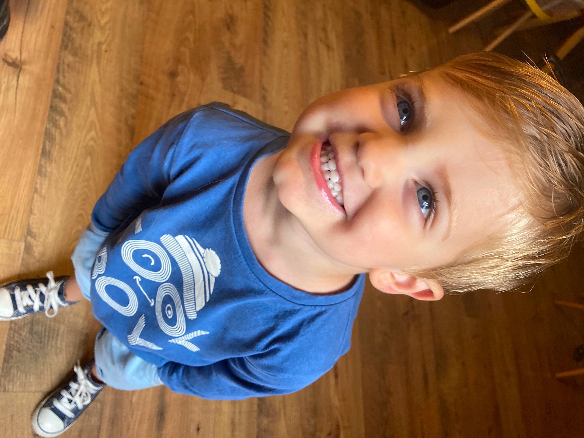 Martin a rejoint le concours — aidez-le/la à gagner de superbes lots ! baby_toddler_clothing, cheek, child, electric_blue, face, flash_photography, flooring, fun, grass, happy, hardwood, iris, joy, lip, mouth, nose, person, skin, smile, toddler