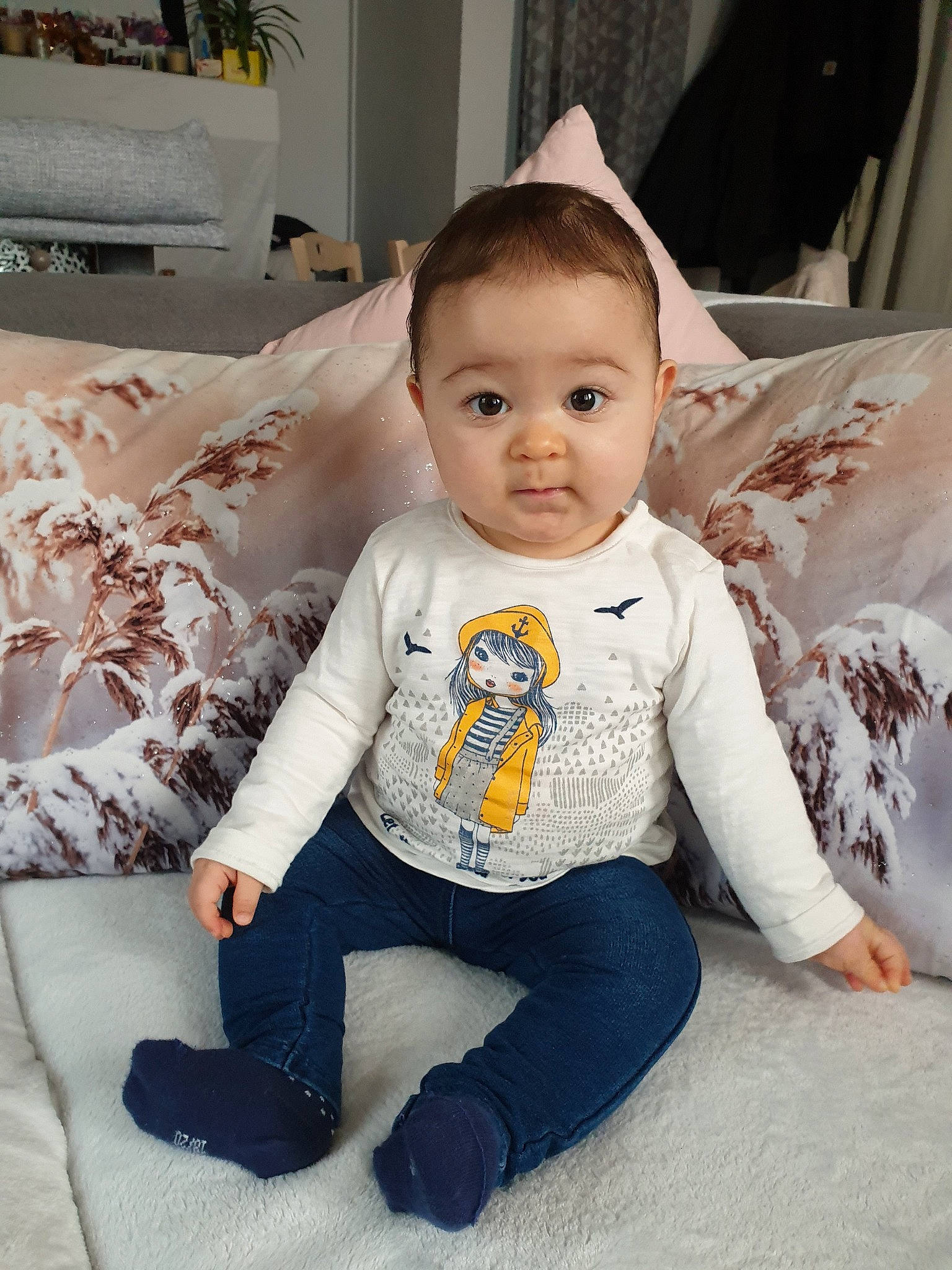 Milana participe au concours pour gagner de l'argent avec cette photo : baby, baby_toddler_clothing, cheek, child, eye, head, person, room, sitting, skin, sleeve, toddler