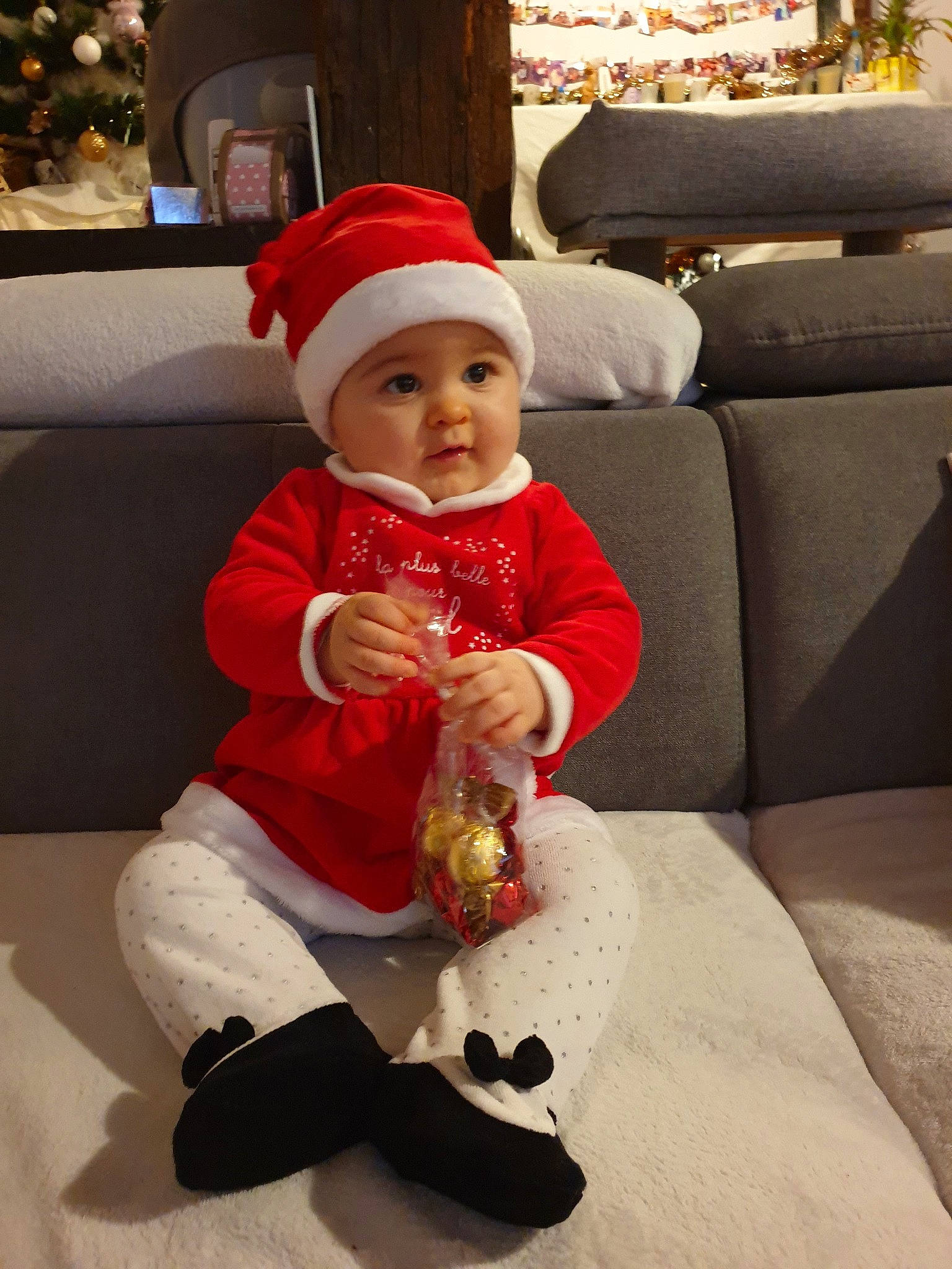 Milana participe au concours pour gagner de l'argent avec cette photo : baby, child, christmas, christmas_eve, fictional_character, headwear, holiday, person, santa_claus, toddler
