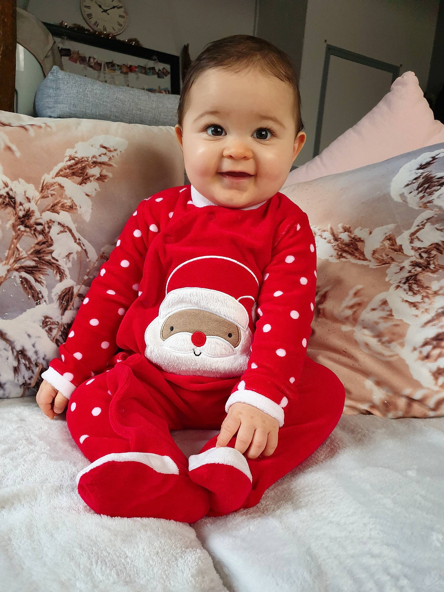 Milana participe au concours pour gagner de l'argent avec cette photo : baby, baby_toddler_clothing, child, christmas, christmas_eve, pajamas, person, red, sitting, skin, sleeve, smile, toddler
