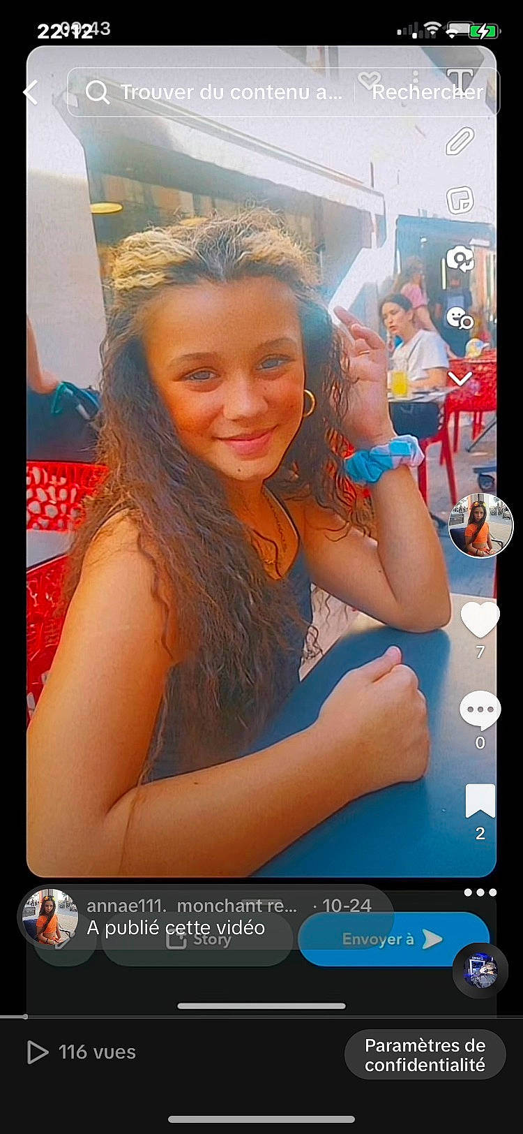 Annae a rejoint le concours — aidez-le/la à gagner de superbes lots ! advertising, communication_device, display_device, electric_blue, event, fun, gadget, happy, joy, leisure, long_hair, magenta, mobile_phone, multimedia, muscle, necklace, person, portable_communications_device, smile, telephone